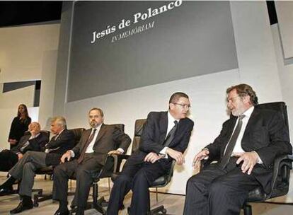 Emilio Lledó, Felipe González, Ignacio Polanco, Alberto Ruiz-Gallardón y Juan Luis Cebrián, ayer, al comienzo del homenaje a Jesús de Polanco.