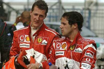 Mixchael Schumacher y Felipe Massa, tras la carrera de ayer.