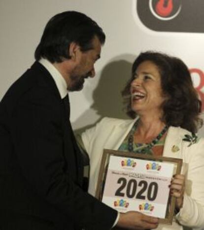 GRA185. MADRID, 17/04/2013.- El presidente del MAPOMA, Guillermo Jim&eacute;nez, hace entrega del dorsal 2020 de la 36 edici&oacute;n del marat&oacute;n de Madrid, en alusi&oacute;n a la candidatura ol&iacute;mpica madrile&ntilde;a, a la alcaldesa de Madrid, Ana Botella, durante la presentaci&oacute;n de dicha prueba que se disputar&aacute; el pr&oacute;ximo d&iacute;a 28 de abril, en un acto celebrado hoy en un c&eacute;ntrico hotel de la capital. EFE/J.J. Guill&eacute;n