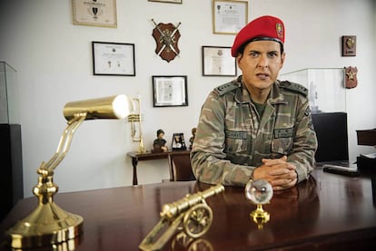 El actor colombiano Andrés Parra, caracterizado de Chávez.