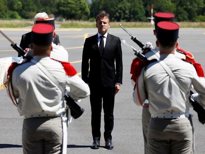 El presidente francés, Emmanuel Macron, este lunes en el aeropuerto de Bellegarde de Limoges, donde despidió al presidente alemán, Frank-Walter Steinmeier.