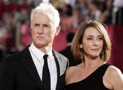 El actor John Slattery, intérprete de la serie 'Mad men', y su mujer Talia Balsam, a su llegada a la 61ª edición de los Premios Grammy.