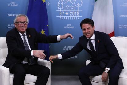 Jean-Claude Juncker (izquierda), presidente de la Comisión Europea, y el primer ministro de Italia, Giuseppe Conte,se saludan antes de un encuentro, el 8 de junio de 2018.