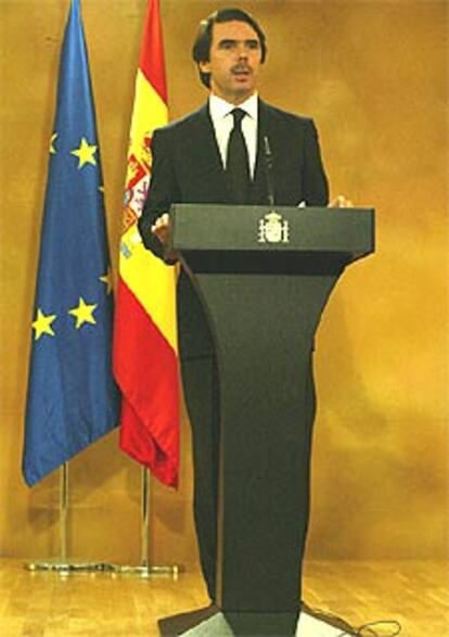 José María Aznar, mientras lee su declaración en La Moncloa.