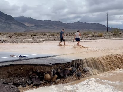 Una imagen del Valle de la Muerte tras las recientes inundaciones.