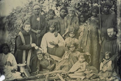 La tasca dels benedictins fou ingent, espiritualment i física: el pare Martínez bateja un vell aborigen el 1867.