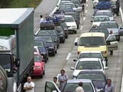 Atasco en la A7 por un accidente múltiple en Valencia. PLANO GENERAL - ESCENA