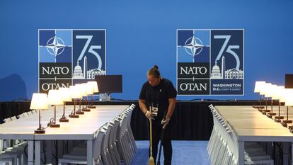 Una persona limpia el centro de prensa antes de que empiece la cumbre de la OTAN en Washington, este martes.