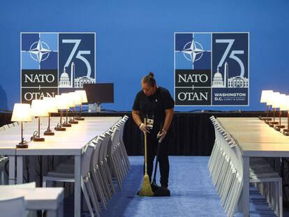 Una persona limpia el centro de prensa antes de que empiece la cumbre de la OTAN en Washington, este martes.