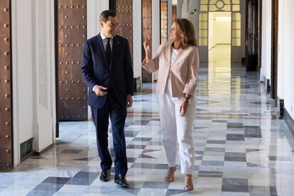 El presidente andaluz, Juan Manuel Moreno, y la vicepresidenta en funciones Teresa Ribera, en el Palacio de San Telmo, este martes. 