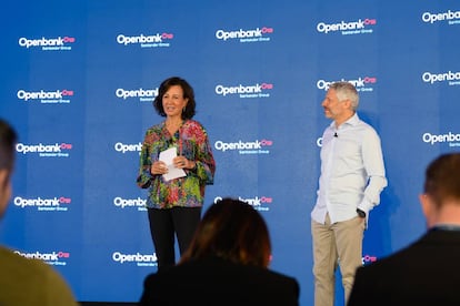 Ana Botín, presidenta de Banco Santander, y Ezequiel Szafir, consejero delegado de Openbank, ayer en Berlín. 