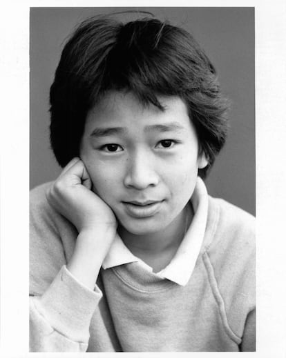 JONATHAN KE QUAN - Tan sólo dos personajes bastaron para convertir a Ke Huy Quan en una estrella: el Tapón de 'Indiana Jones y el Templo Maldito' y el resolutivo Data de 'Los Goonies', dos títulos con un éxito de público y crítica hiperbólico que hicieron su rostro familiar en todo el mundo. Pero tras la gloria llegó la bofetada de realidad que en algún momento sufrieron todos los intérpretes no blancos en Hollywood. Todos los papeles que le llegaban eran estereotipos: expertos en artes marciales o genios de la computación y, peor, si en la película ya había otro actor no blanco, ya no había sitio para él. Desencantado, dejó la actuación, pero no el cine. Se dedicó a trabajar como ayudante de realización y coordinador de secuencias de acción.  