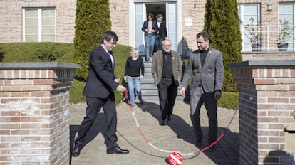 Puigdemont retira la cadena de la entrada de su casa de Waterloo, en febrero de este año.