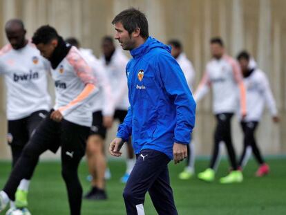 Celades supervisa el entrenamiento del Valencia este martes.