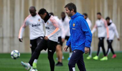 Celades supervisa el entrenamiento del Valencia este martes.