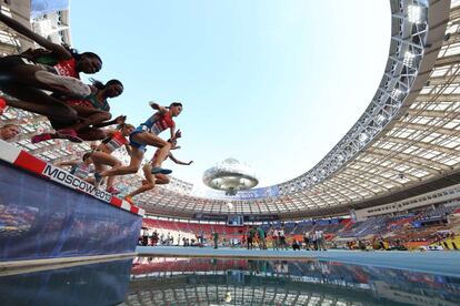 Momento de la carrera de los 3000m en el estadio Luzhniki.