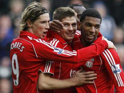 Torres y Gerrard felicitan a Babel tras el gol de éste, el tercero del Liverpool.