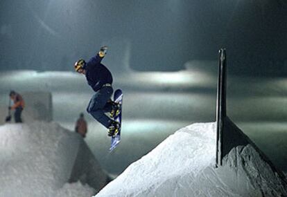 Un esquiador practica el snowboard en la pista de nieve artificial del complejo comercial Xanadú.