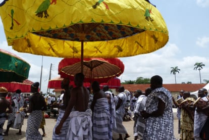 El color y la música son dos claves de las fiestas de los ashanti, en Ghana.