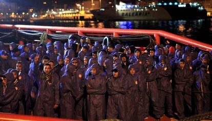 Un grupo de inmigrantes rescatados este viernes en el estrecho de Gibraltar arriba al puerto de Algeciras.