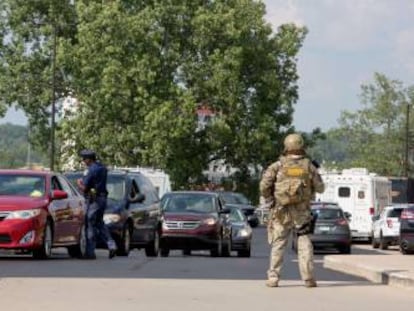 Fuerzas de seguridad de EE UU tras el tiroteo de Saint Joseph (Michigan).