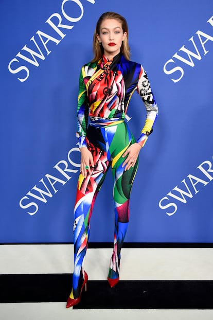 Gigi Hadid, de colorido Versace.