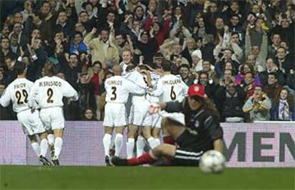 Los jugadores del Madrid celebran el gol de Ronaldo mientras Burgos permanece en el suelo.