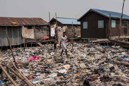 Una chica camina en el barrio de Bariga en Lagos (Nigeria).  