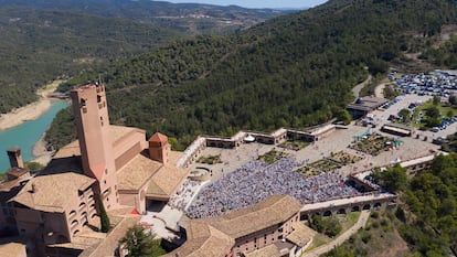 Vista aérea de una celebración litúrgica en el santuario de Torreciudad, cerca de la localidad de Barbastro, en la provincia de Huesca.