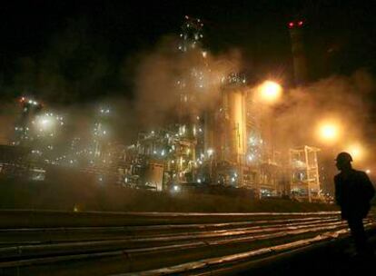 Imagen de una de las refinerías de la petrolera húngara MOL, una de las empresas más afectadas por la crisis.