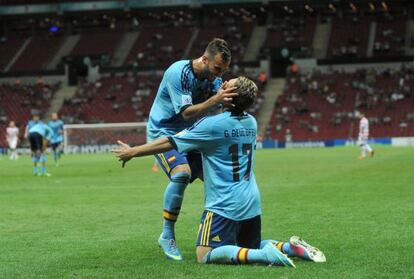 Deulofeu celebra con Jesé uno de los goles