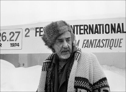 Romain Gary, en la pista de esquí de Avoriaz (Francia), en 1974.