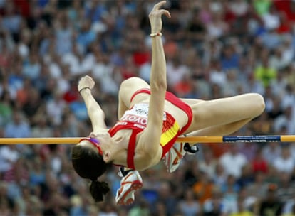 Ruth Beitia supera el listón en uno de los saltos de la final de altura.