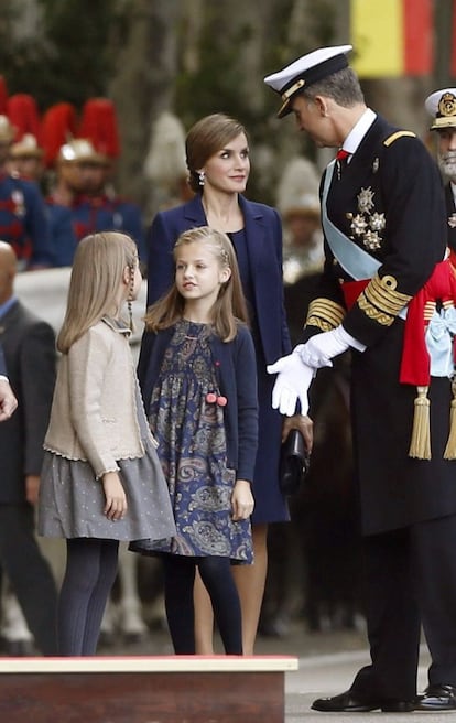 Los Reyes, acompañados de sus hijas la princesa Leonor y la infanta Sofía, a su llegada este lunes a la plaza de Cánovas del Castillo de Madrid.