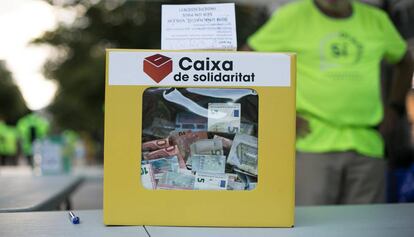 Caixa de solidaritat per recollir diners per als condemnats pel 9-N, dilluns a Barcelona.