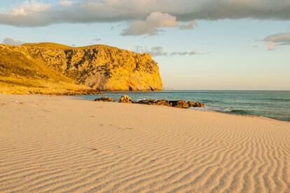 La playa delimita el parque natural de la Península de Levante. Dejar el coche (mejor sin objetos de valor en su interior) en Cala Mitjana e invertir 90 minutos a pie por el Camino de los Carabineros. Esta playa virgen la disfrutan también inquilinos del refugio y de la zona de acampada (www.ibanat.caib.es), que reservan con tres meses de adelanto.