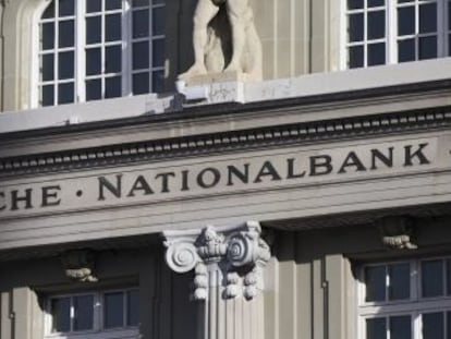 Vista de la fachada del Banco Nacional Suizo, en Berna, Suiza.