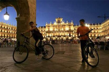 La plaza Mayor de Salamanca fue proyectada por Alberto de Churriguera y quedó terminada en 1755 tras 26 años de obras. El 250º aniversario se celebra con conciertos, exposiciones y otros actos culturales.