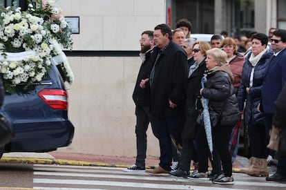 La comitiva sigue al coche fúnebre hasta la iglesia de Castuera donde se ha celebrado el funeral por Belén Cortés. 