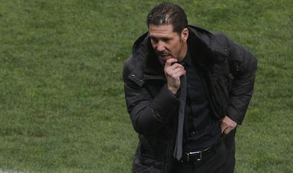 Simeone mira a su banquillo