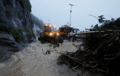 As fortes chuvas que atingiram o Rio de Janeiro entre a noite desta segunda-feira, 8, e a manhã desta terça-feira deixaram pelo menos quatro pessoas mortas e causaram destruição na cidade. Na foto, um trator retira entulhos na Avenida Niemeyer, onde mais um trecho da Ciclovia Tim Maia desabou.