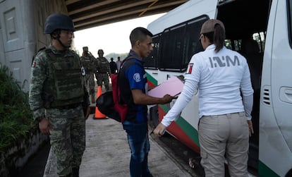 Un migrante es detenido en el sur de México.