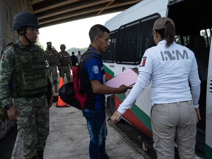 Un migrante es detenido en el sur de México.