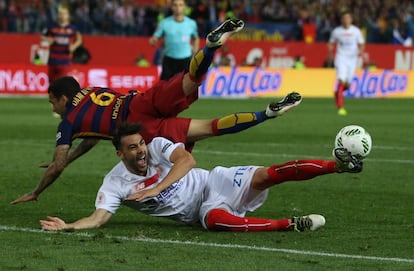 Dani Alves tras una caída ante el jugador del Sevilla, Iborra.