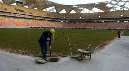 Un obrero trabajando en las obras del estadio del Arena Amazonia, de Manaos, Brasil.