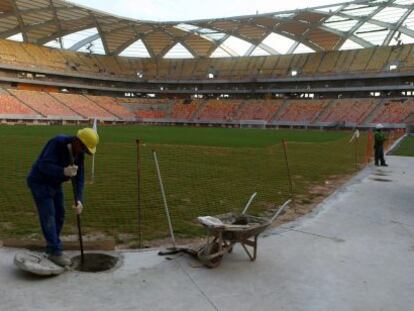 Un obrero trabajando en las obras del estadio del Arena Amazonia, de Manaos, Brasil. 