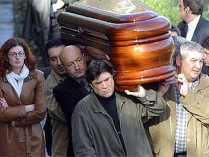 Maite Pagazaurtundua acompaña el féretro de su hermano Joseba en el cementerio donostiarra de Polloe.