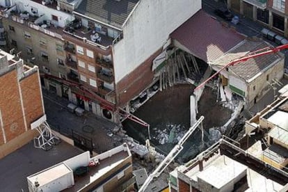 Socavón abierto en el paseo de Calafell, en el Carmel, por un hundimiento producido por las obras del metro.