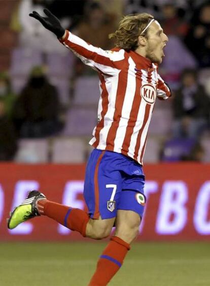 Forlán celebra uno de los goles del Atlético.