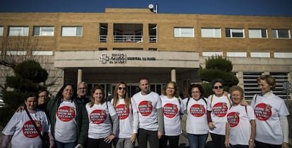 Integrantes de la plataforma contra el cierre del paritorio, delante del Hospital Comarcal de Verín (Ourense).